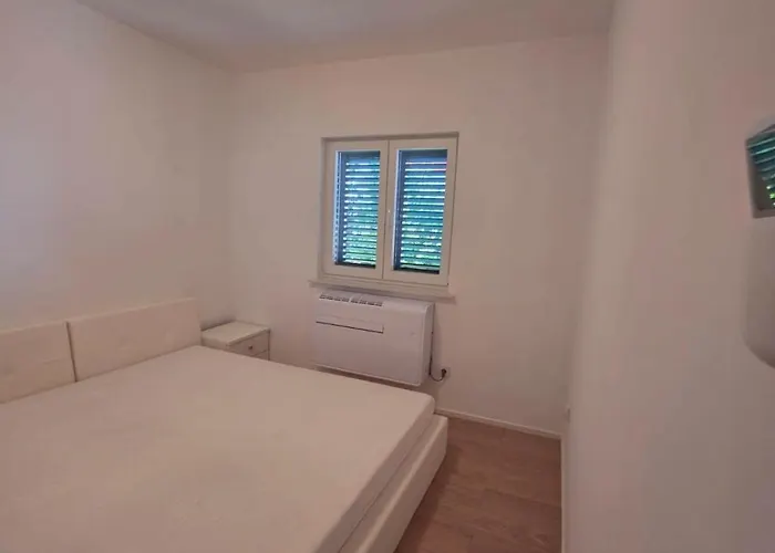 Ana Vikendica Vodice